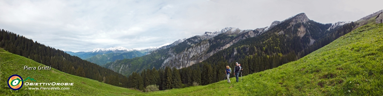 15 Panoramica con sfondo dal Pizzo Tre Signori al Pizzo Badile....jpg